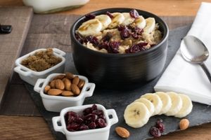 Oatmeal with bananas, almonds, and raisins